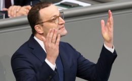 Bundestag stimmt für mehr Pflegepersonal