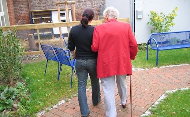 Wie stark Pflegeversicherte die Beitragserhöhungen zu spüren bekommen