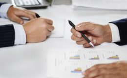 Wofür Makler eine Servicegebühr nehmen können