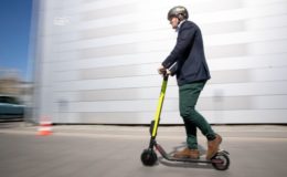 E-Scooter gehören nicht auf Gehwege