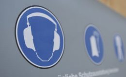 Lautsprecherdurchsage im Möbelhaus ist kein Arbeitsunfall