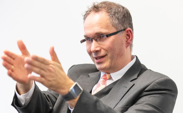 Fondspolice oder Direktanlage – womit fährt der Sparer besser?