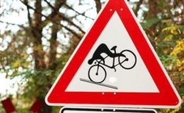 Autofahrerin haftet nach berührungslosem Sturz eines Radlers