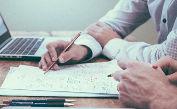 Wie viele Finanzberater auf Servicegebührenmodelle setzen