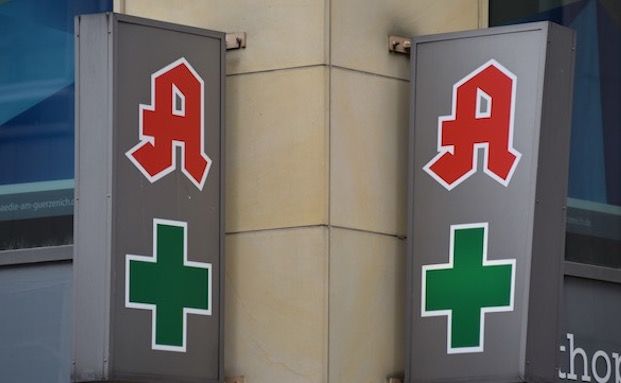 Wann die Versicherung für einen Wasserschaden in der Apotheke aufkommt