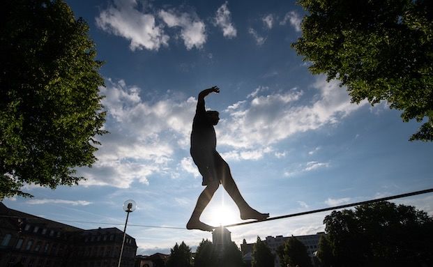 Wer eine Slackline über einen Radweg spannt, haftet