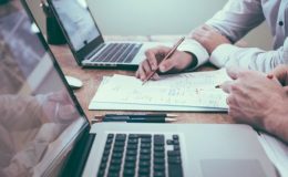 Deutsche schätzen Provisionshöhe bei Verträgen oft falsch ein