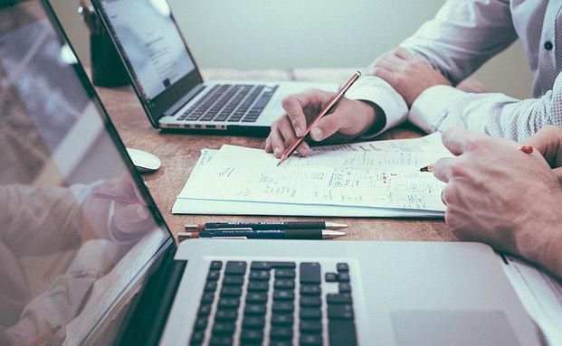 Deutsche schätzen Provisionshöhe bei Verträgen oft falsch ein