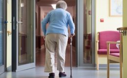 Jeder Zweite glaubt, dass der Staat die Pflegekosten voll trägt