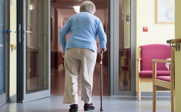 Jeder Zweite glaubt, dass der Staat die Pflegekosten voll trägt