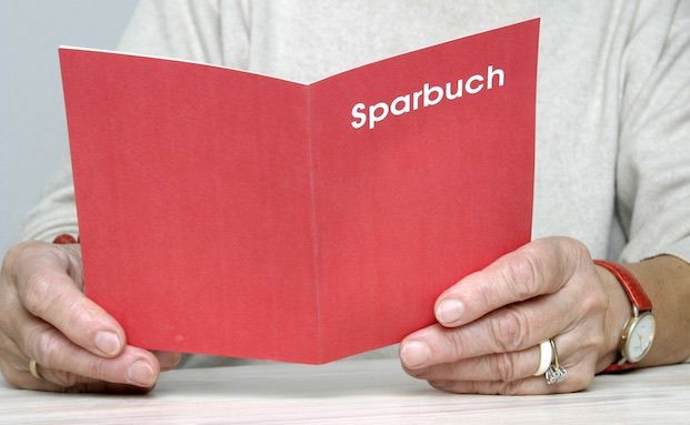 Deutsche würden 10.000 Euro am liebsten auf dem Sparbuch parken