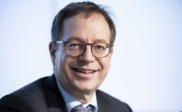 R+V-Chef verteidigt 4-Prozent-Versprechen – und rückt von 0,9-Prozent-Garantie ab