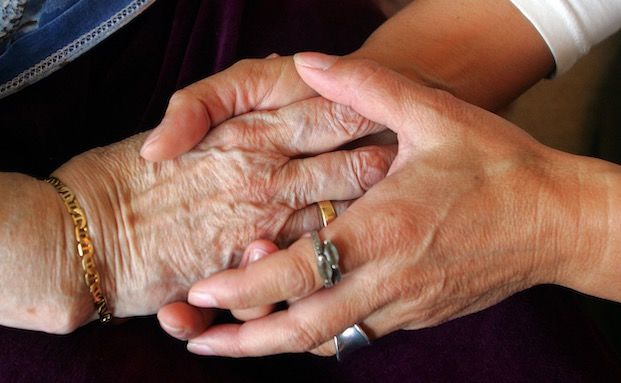 Angehörige pflegen etwa drei Stunden pro Woche