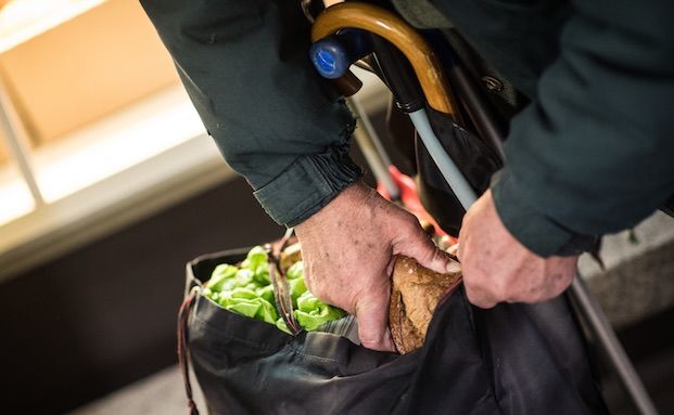 Immer mehr Rentner müssen sich Essen bei den Tafeln besorgen