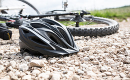 Unfallversicherung mit nachhaltiger Option belohnt das Helmtragen 