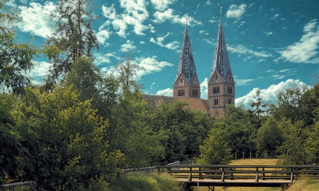 Die Kirche von Bücken: Vom 19. bis 21. November wird das Dorf zum Treffpunkt für die Pfefferminzia Power-Tage, den Treffpunkt für Makler, die ihre Gesundheit in den Mittelpunkt stellen.