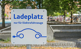So werden E-Autos, -Bikes und -Scooter optimal versichert