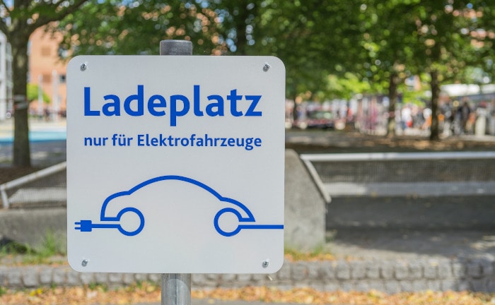 So werden E-Autos, -Bikes und -Scooter optimal versichert