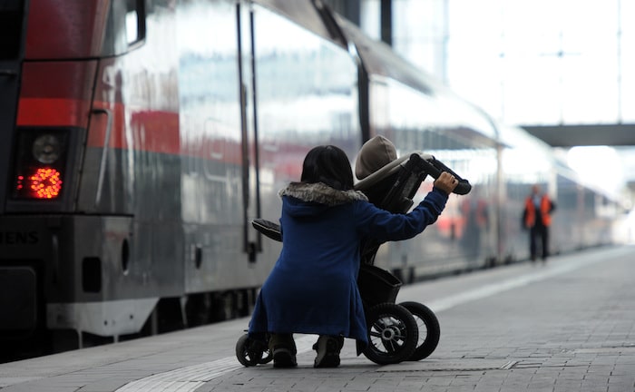 Zugbegleiter bei Kinderwagen-Hilfe doch versichert