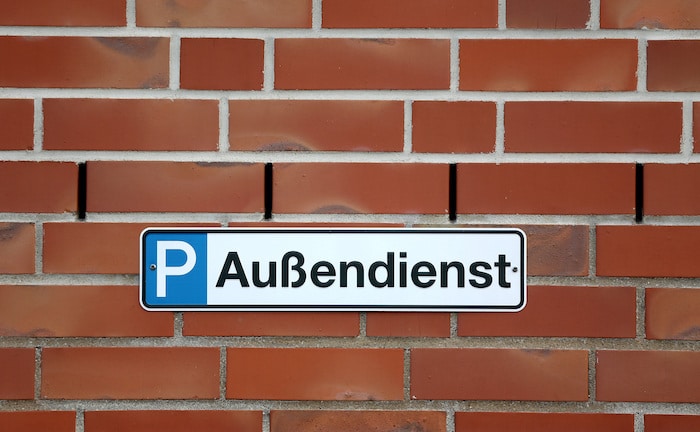 Junger Außendienstvertreter erklärt Jugend-Portal seinen Berufsalltag