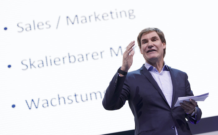 Carsten Maschmeyer warnt traditionelle Versicherer