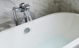 Welche Versicherung bei einem Wasserschaden in der Mietwohnung zahlt