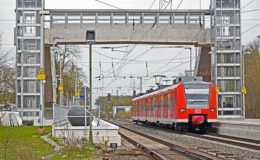 Mann lässt sich Hand von Zug abtrennen