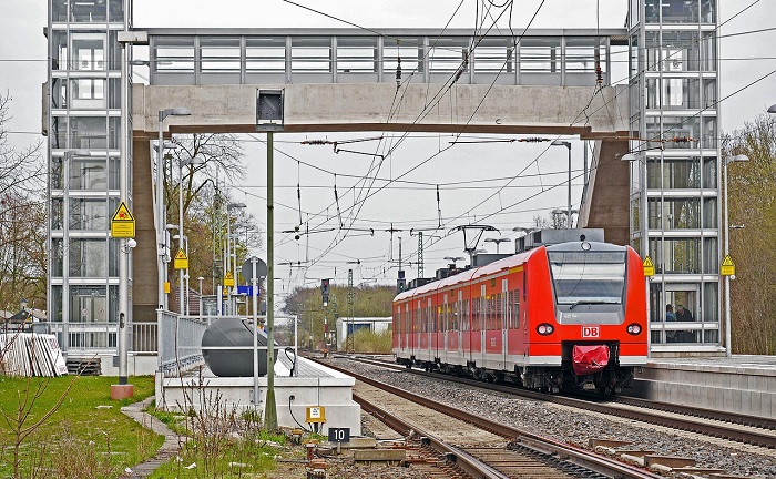 Mann lässt sich Hand von Zug abtrennen