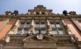 Makler klärt nicht über geänderte Bedingungen auf, Versicherer muss zahlen