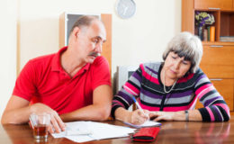 Warum die Beiträge für Pflegepolicen explodieren – und was Kunden tun können