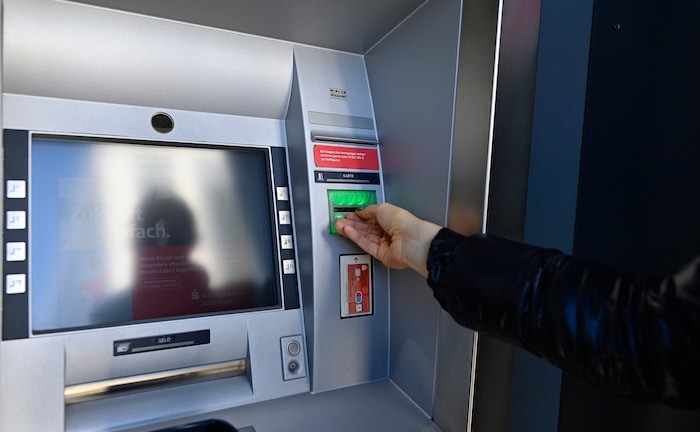 Jeder zweite Deutsche weiß nicht, ob seine Bank Negativzinsen erhebt