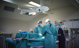 Krankenkasse muss für Hautstraffung zahlen