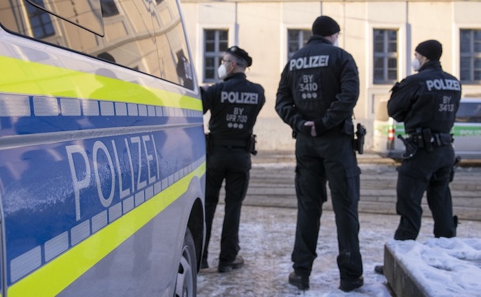 Deutsche finden Gesundheitsschutz in der Corona-Zeit wichtiger als Freiheitsrechte