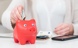 Jede zweite Frau fürchtet, dass ihr Erspartes später nicht ausreicht