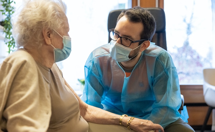 Pflegekräfte und Erzieher am häufigsten wegen Corona krankgeschrieben