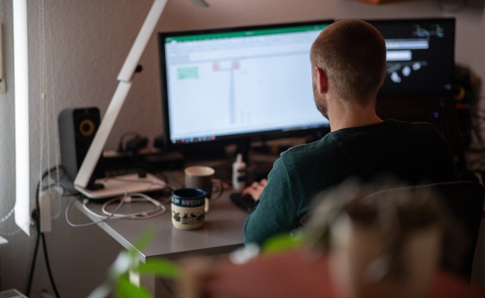 Weg zum Homeoffice-Schreibtisch – wer stürzt, ist nicht versichert