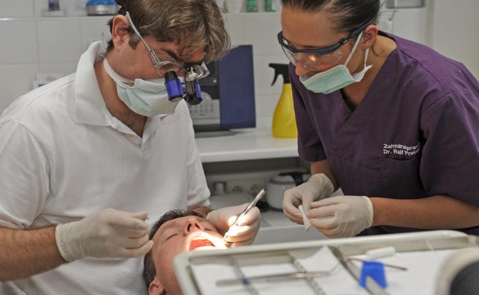 Deutsche kümmern sich zu spät um Zahn-Versicherungsschutz