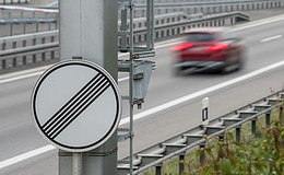 Tempolimit: Versicherungswirtschaft erneuert Ruf nach Großversuch