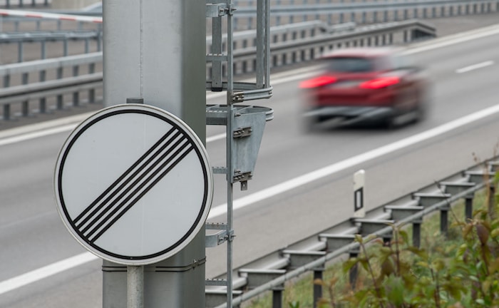Tempolimit: Versicherungswirtschaft erneuert Ruf nach Großversuch