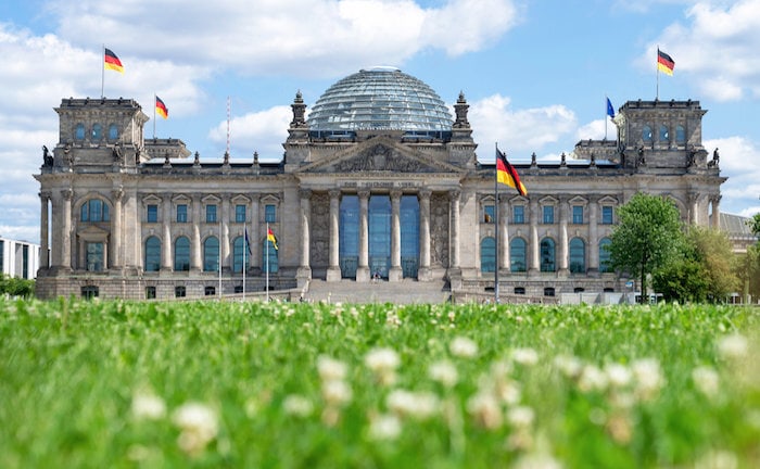 Was die Parteien von Versicherungsvermittlern halten