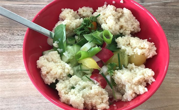 Hüttenkäse mit Gemüse und Couscous