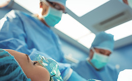 Wann die Krankenkasse die Kosten für Schönheits-OPs übernimmt