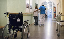 Mehr als jeder dritte junge Erwachsene unterschätzt Pflegelücke