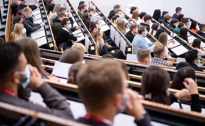 Junge Erwachsene haben hohe Sparmotivation, aber geringes Finanzwissen