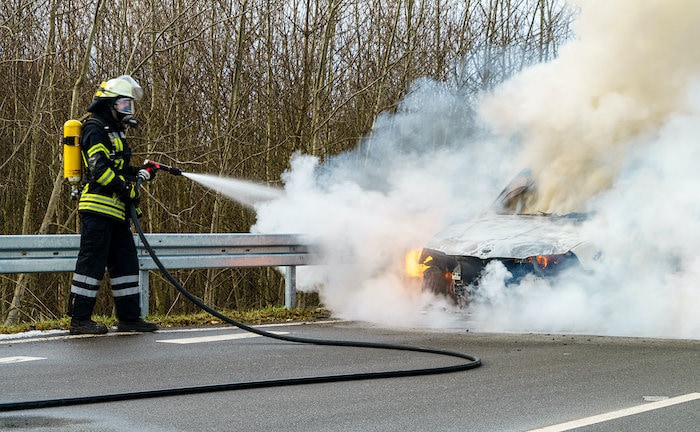 Jeder zweite Deutsche schätzt Brandgefahr von E-Autos falsch ein