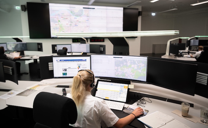 Viele Deutsche sehen Beamte und Selbstständige als Rentenretter