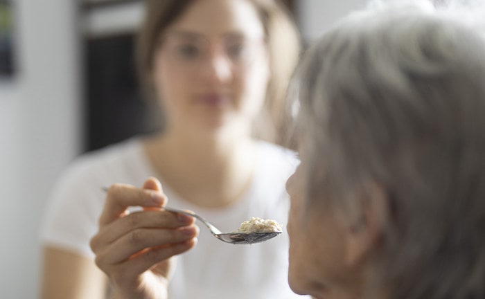 Zahl der Pflegebedürftigen steigt, Zahl der fehlenden Pflegekräfte auch