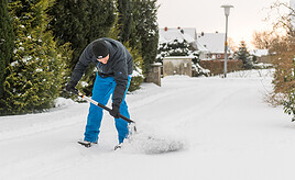 Schneeschieben vor der Haustür – wer zur Schaufel greifen muss