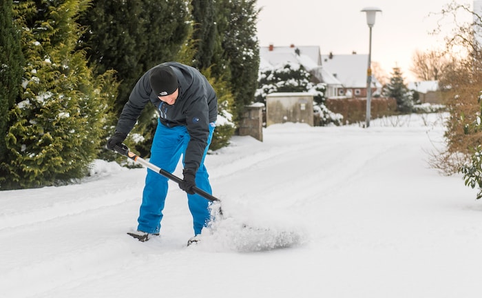 Schneeschieben vor der Haustür – wer zur Schaufel greifen muss