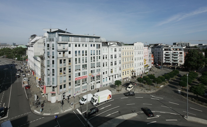 Verbraucherzentrale Hamburg rüffelt R+V und Condor